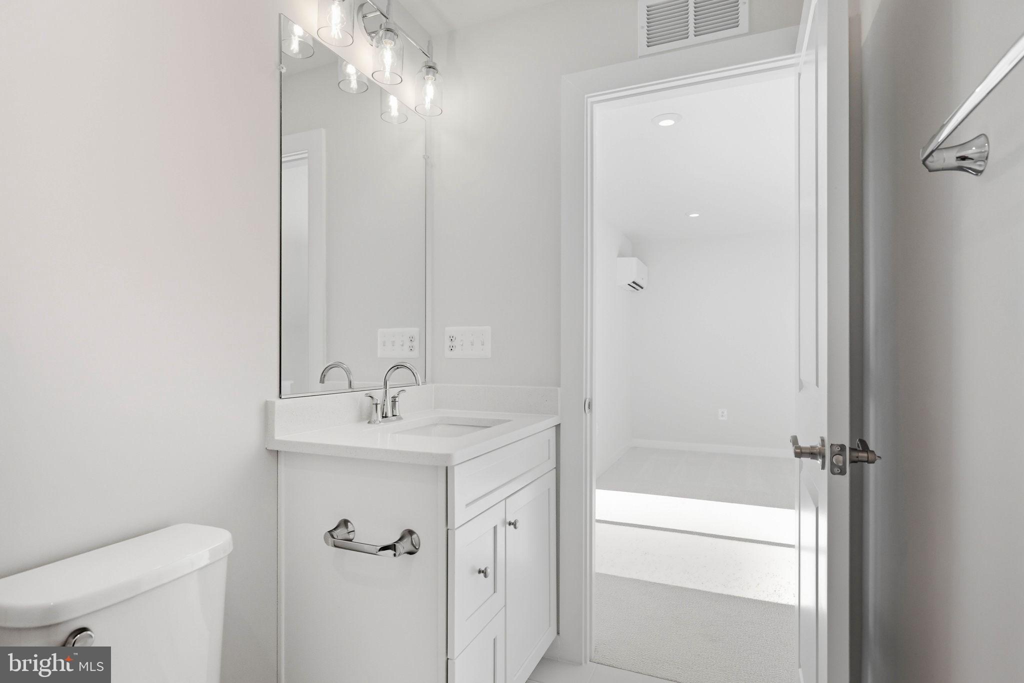 1011 VENIFENA TERRACE SE