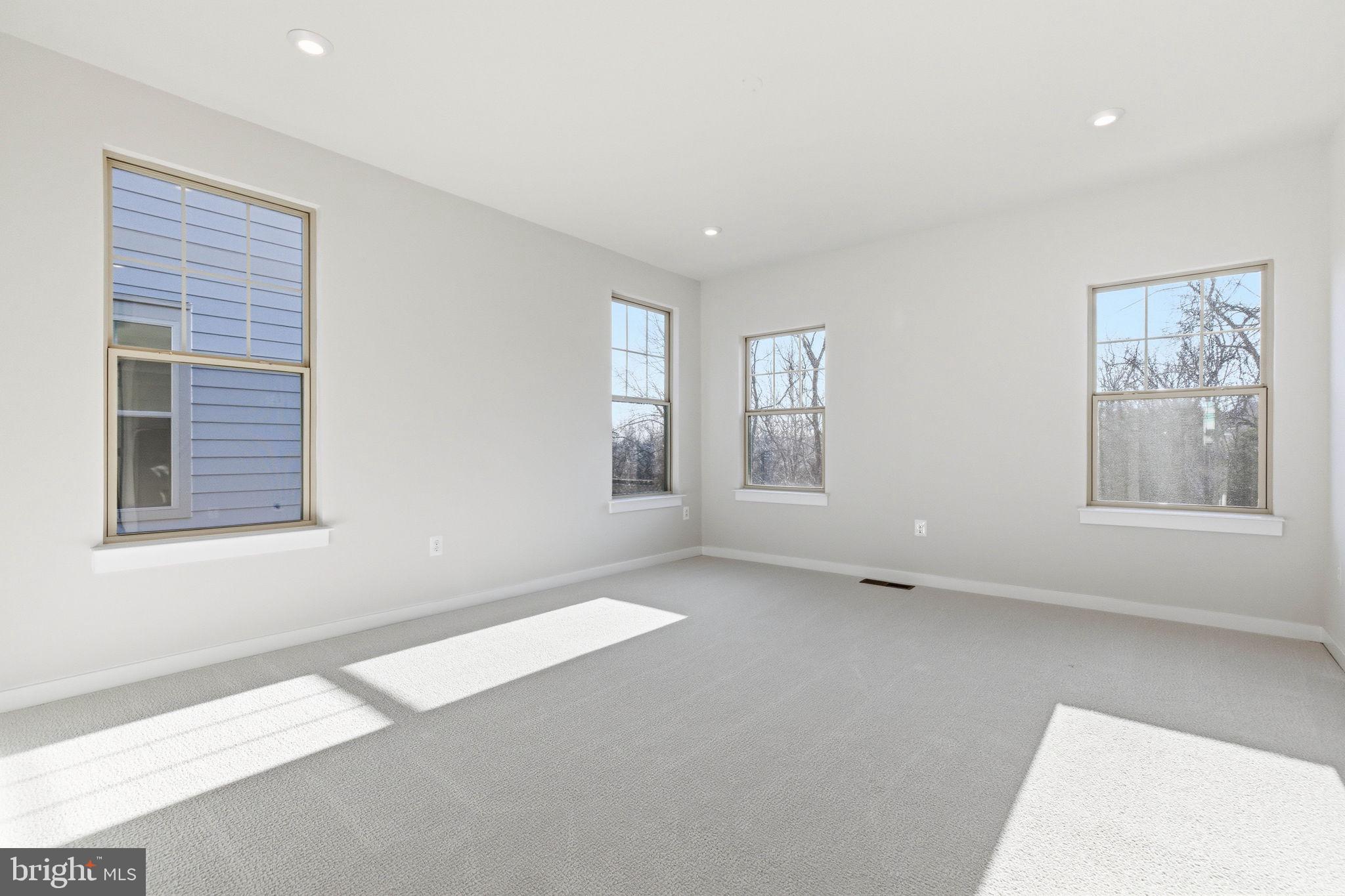 1011 VENIFENA TERRACE SE