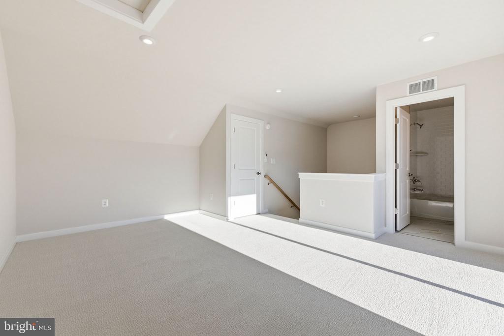 1011 VENIFENA TERRACE SE