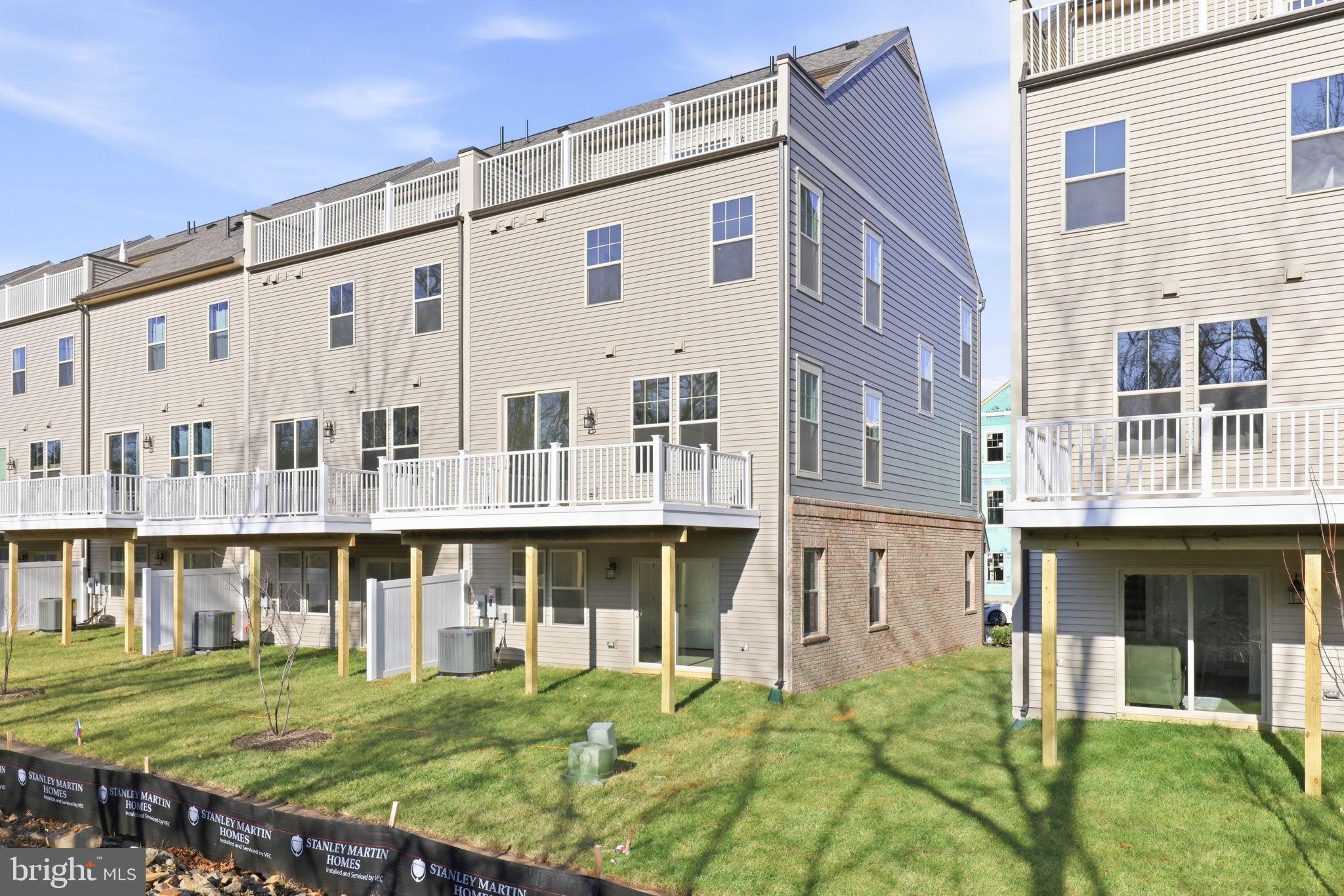 1011 VENIFENA TERRACE SE