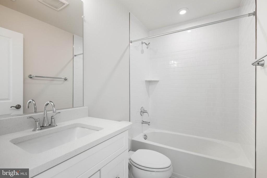 1011 VENIFENA TERRACE SE
