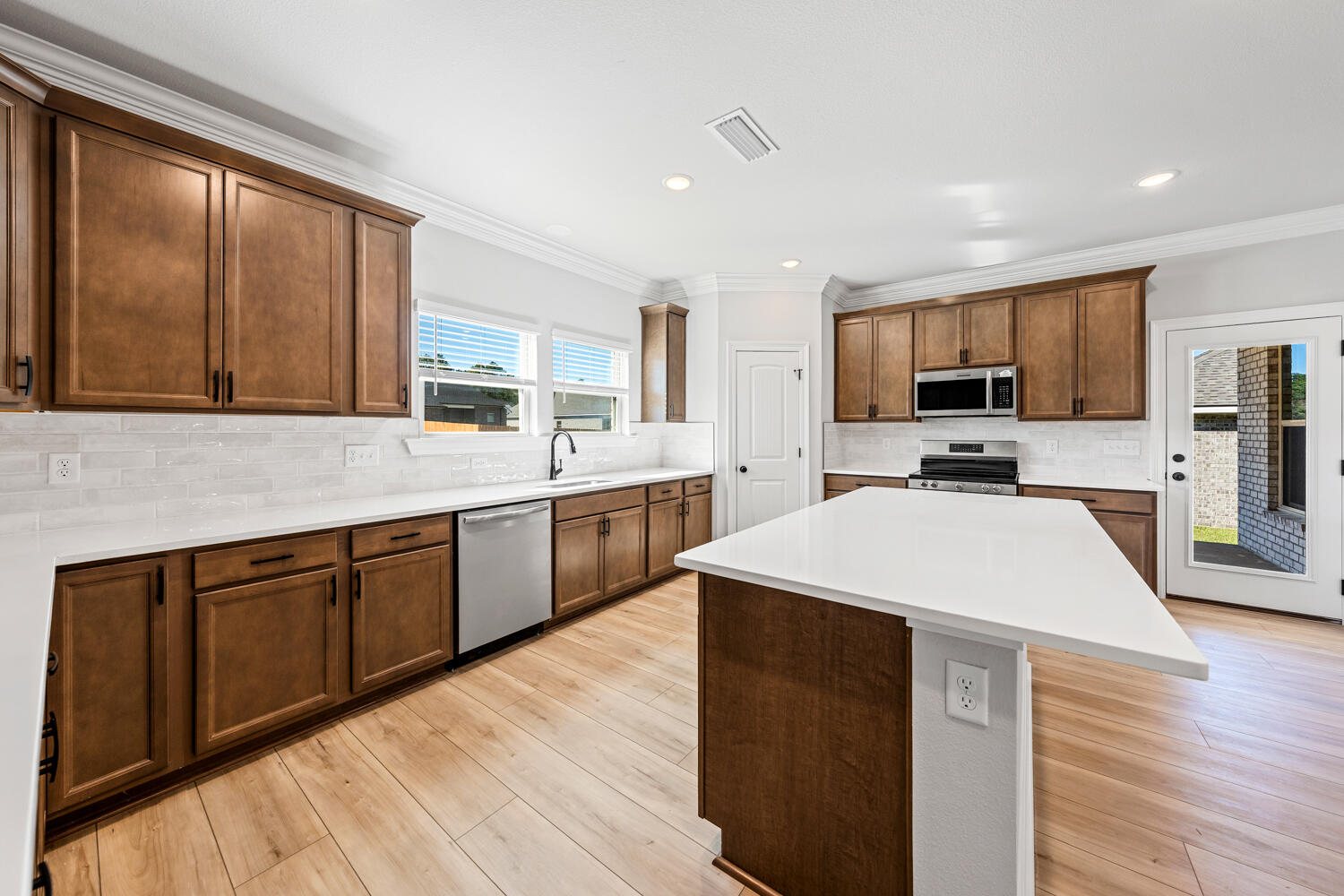 2743 Louis Circle
