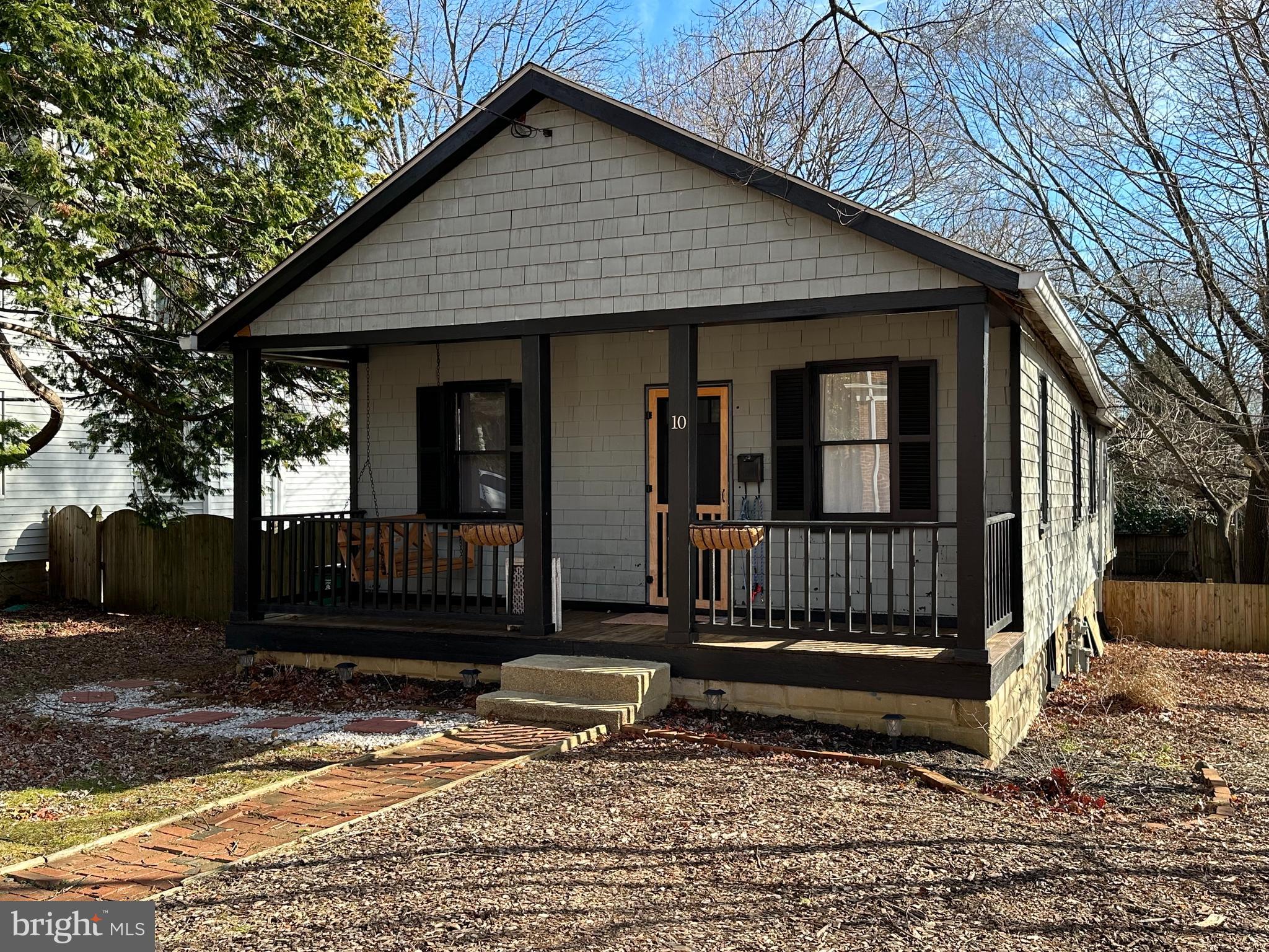 10 Locust Ave