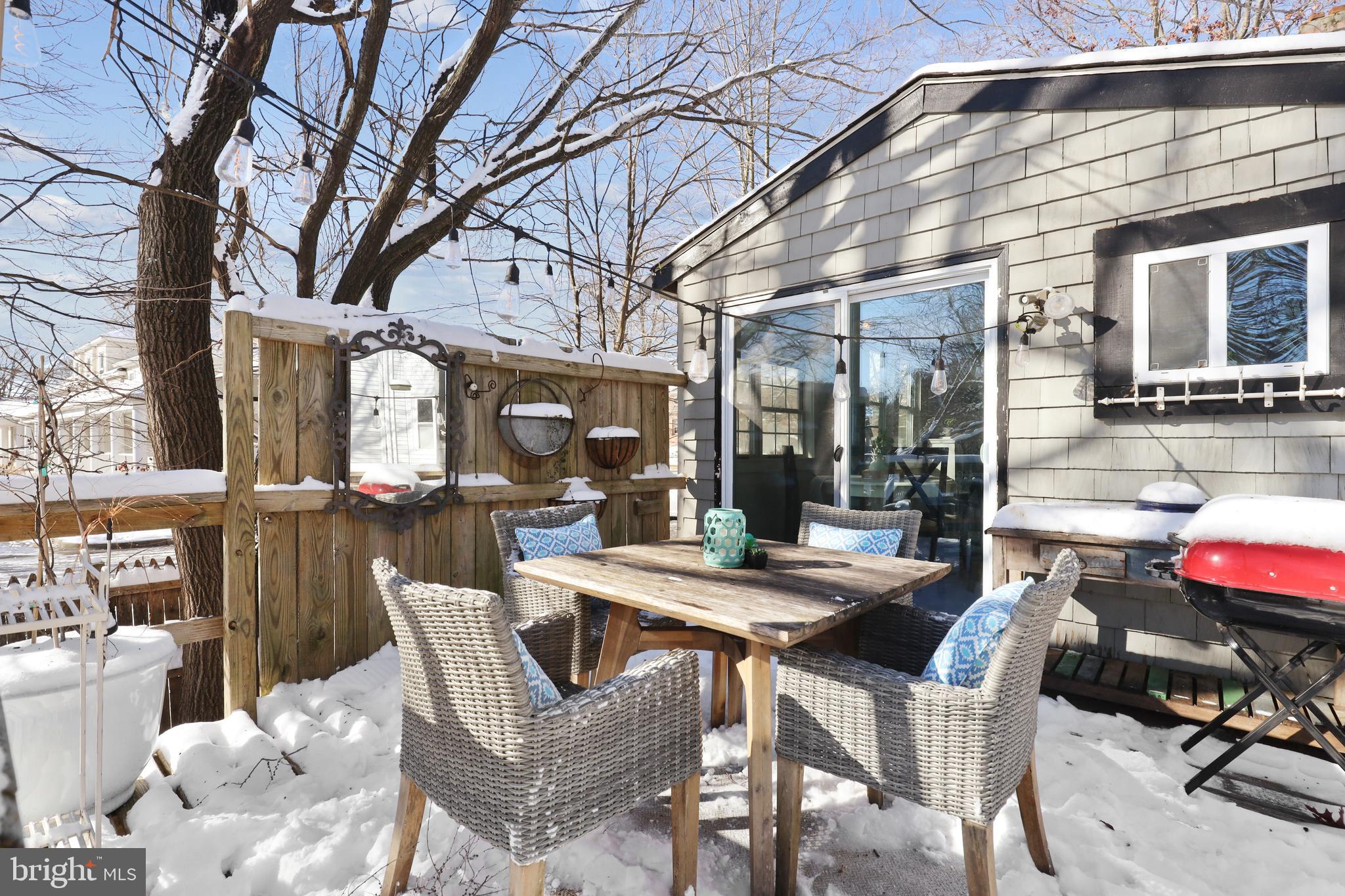 10 Locust Ave