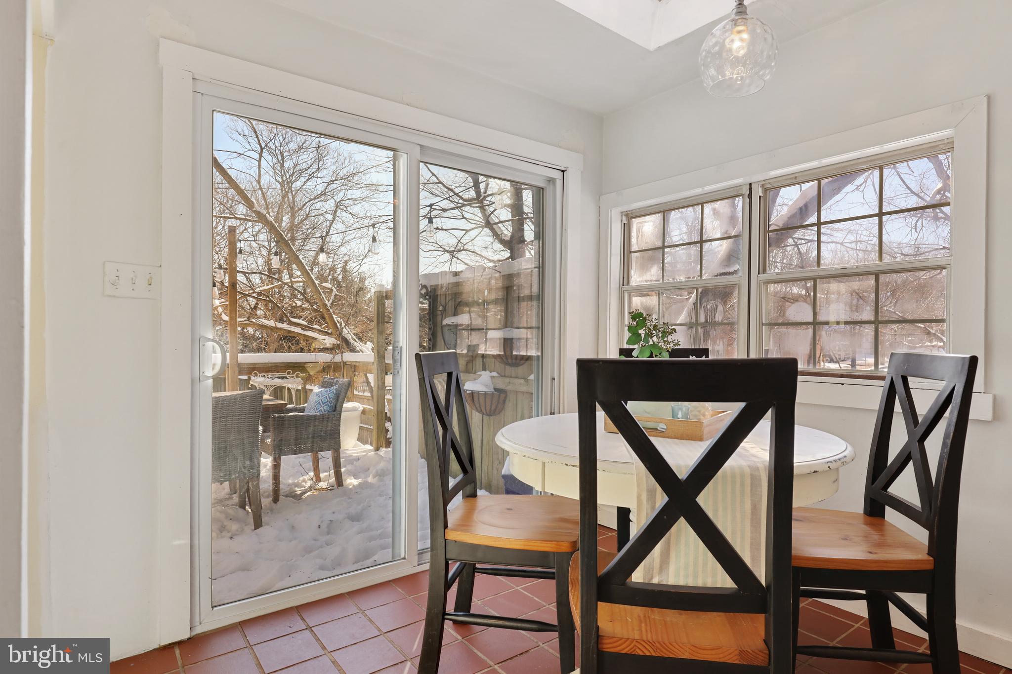 10 Locust Ave