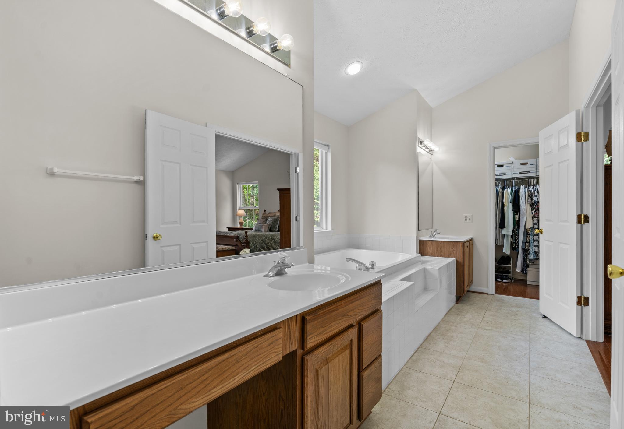 625 Miriam LANE