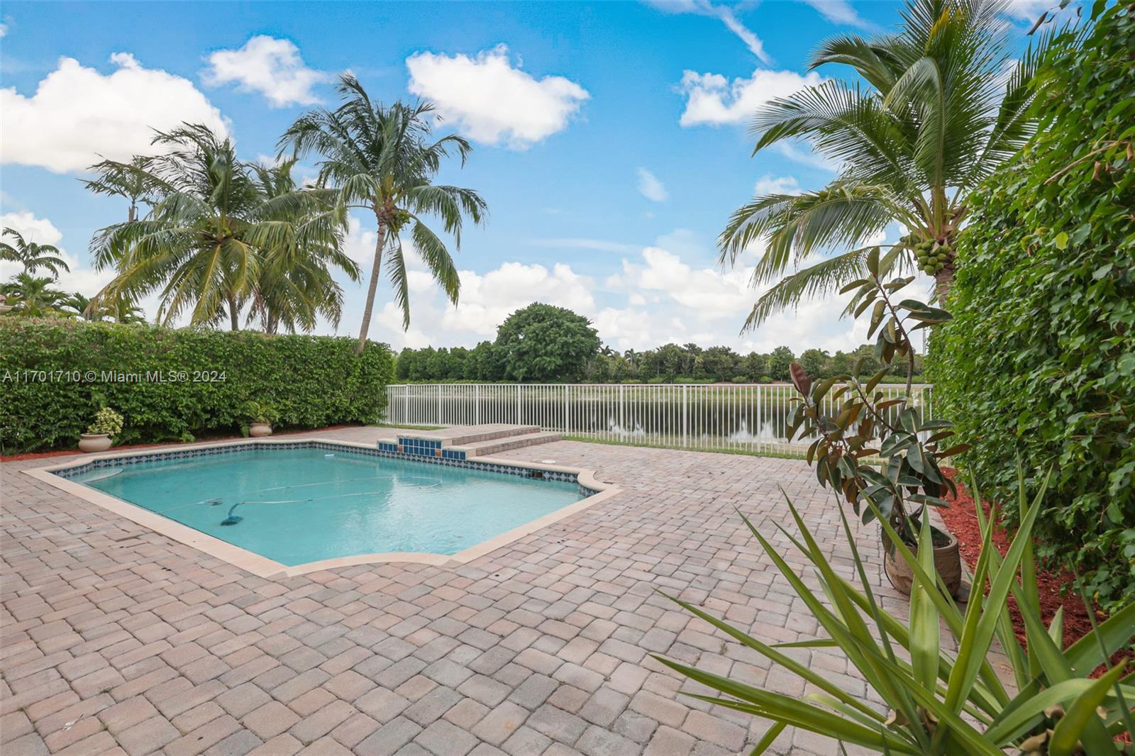 701 Nandina Dr