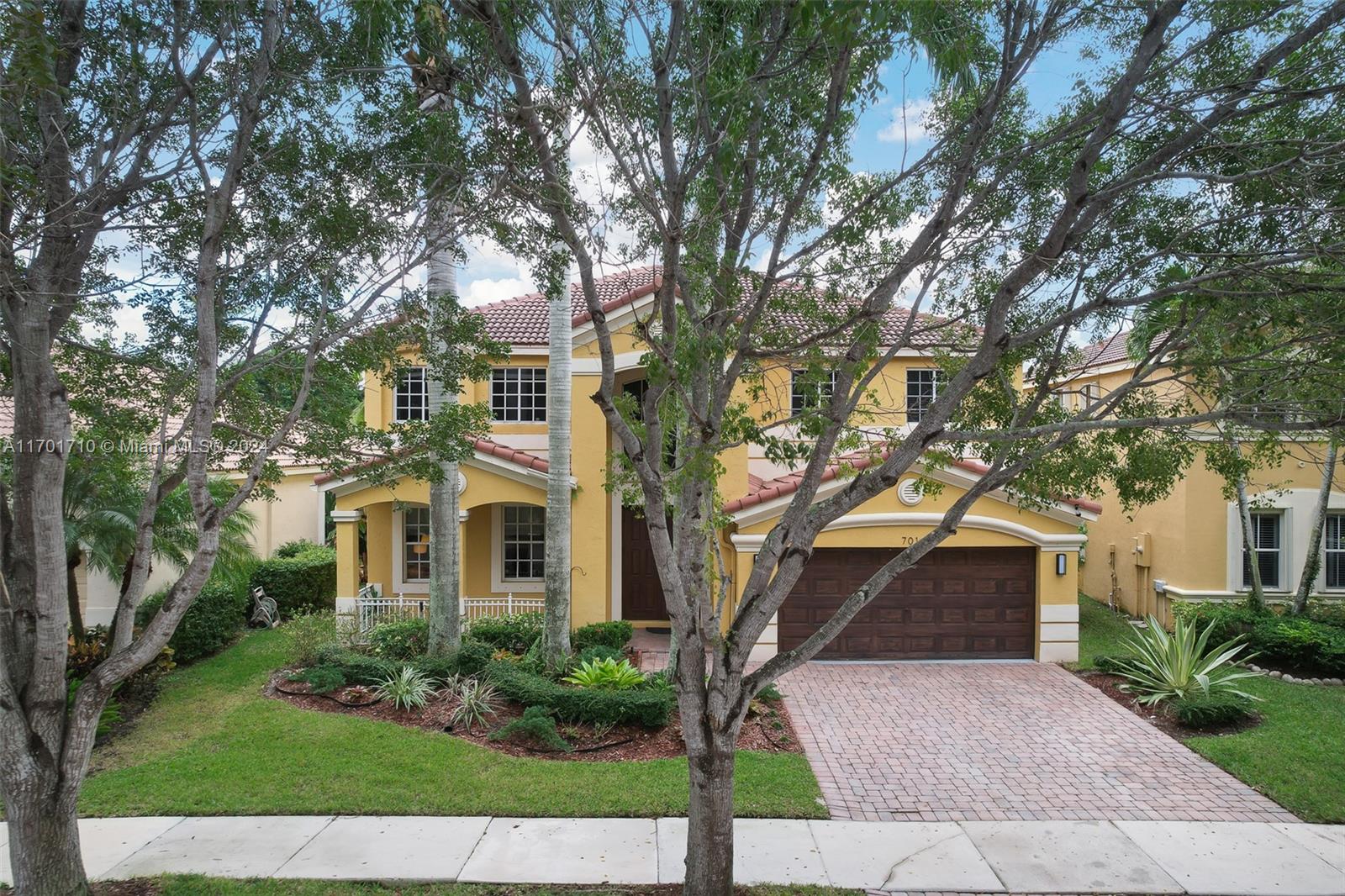 701 Nandina Dr