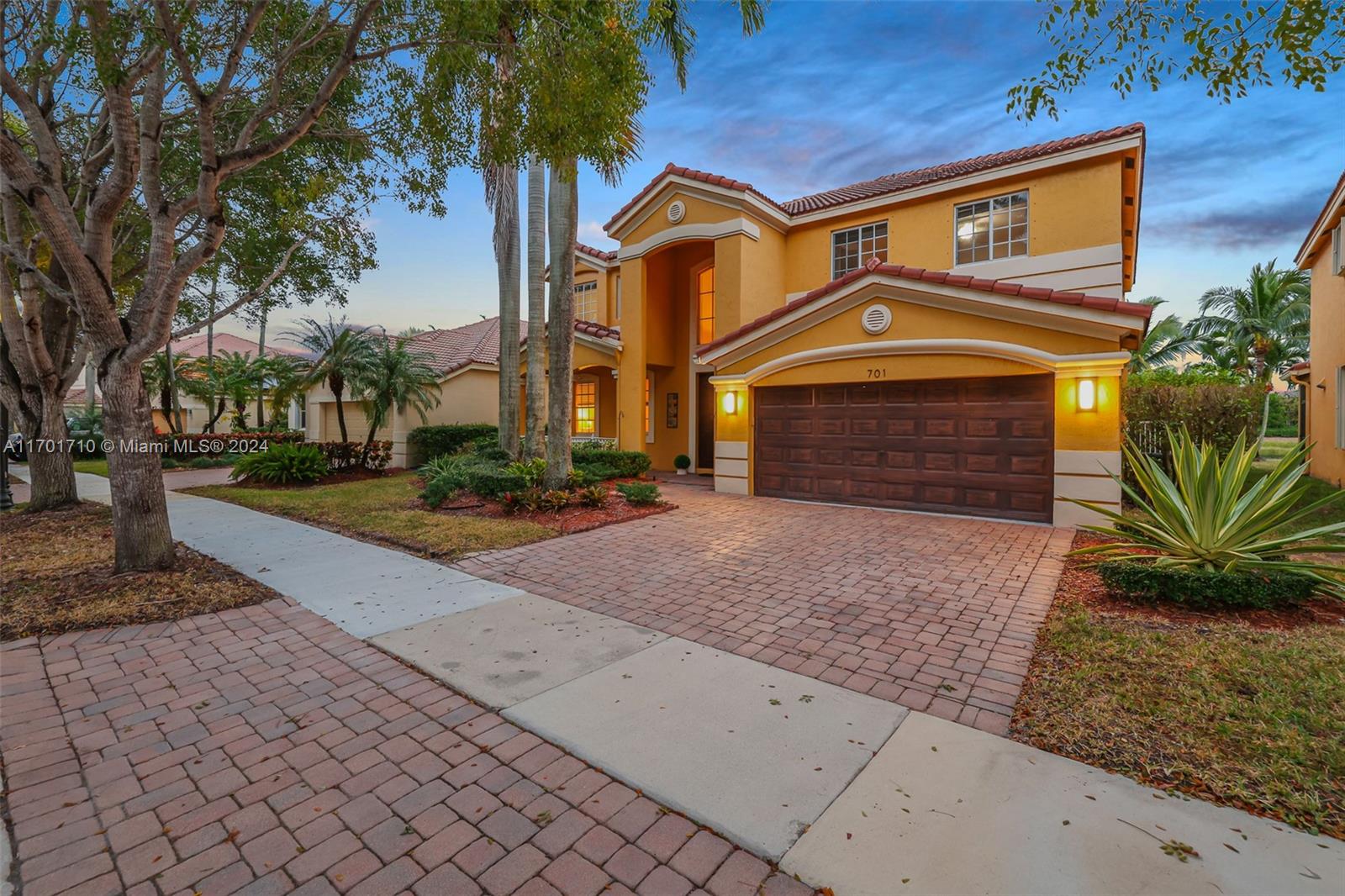 701 Nandina Dr