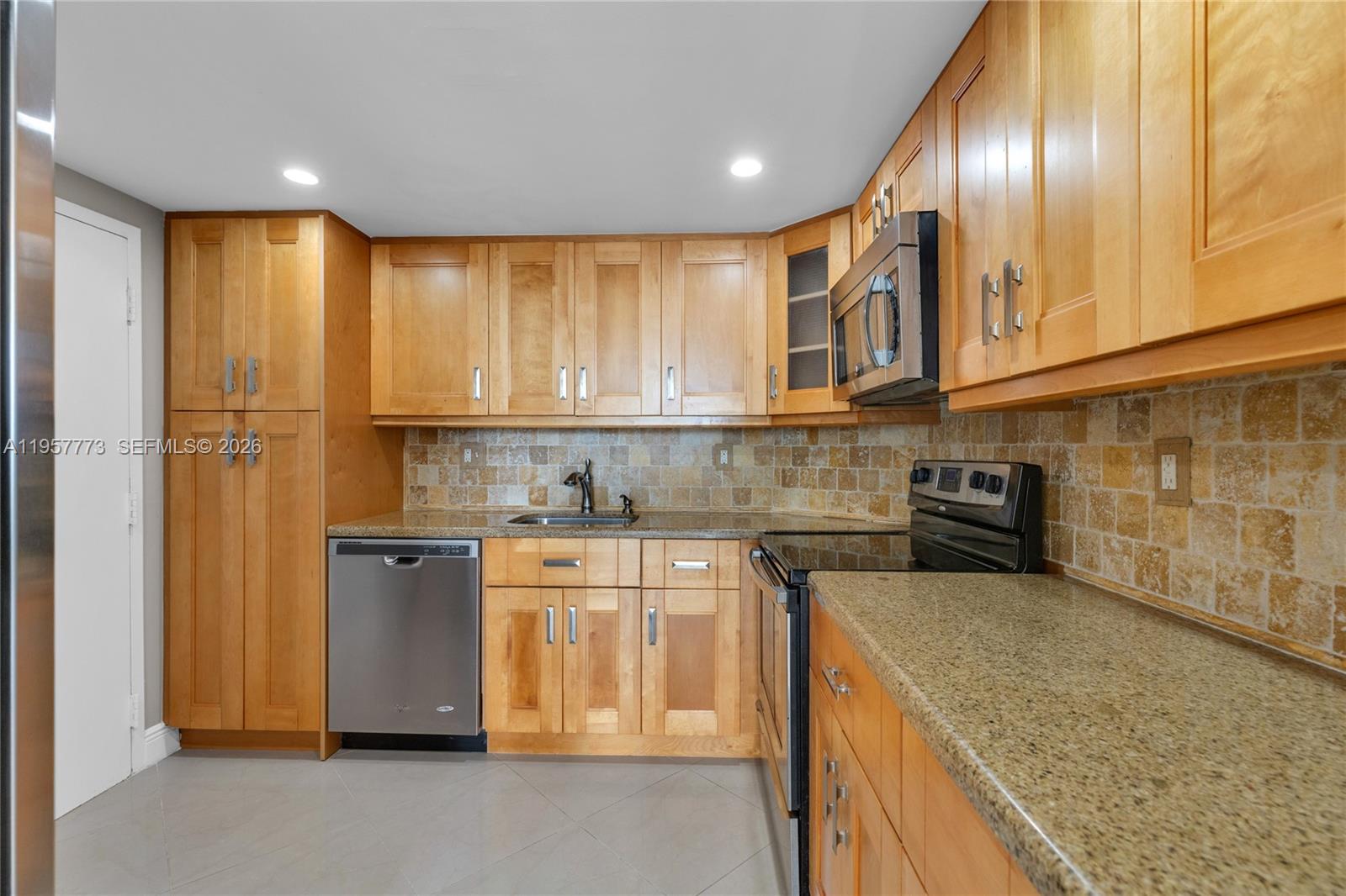 300 Bayview Dr # 06 Unit: PH-06