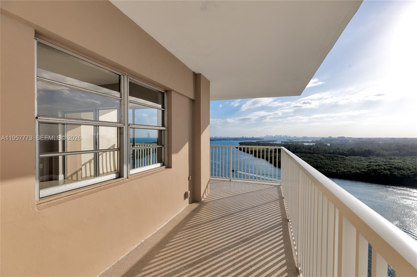 300 Bayview Dr # 06 Unit: PH-06