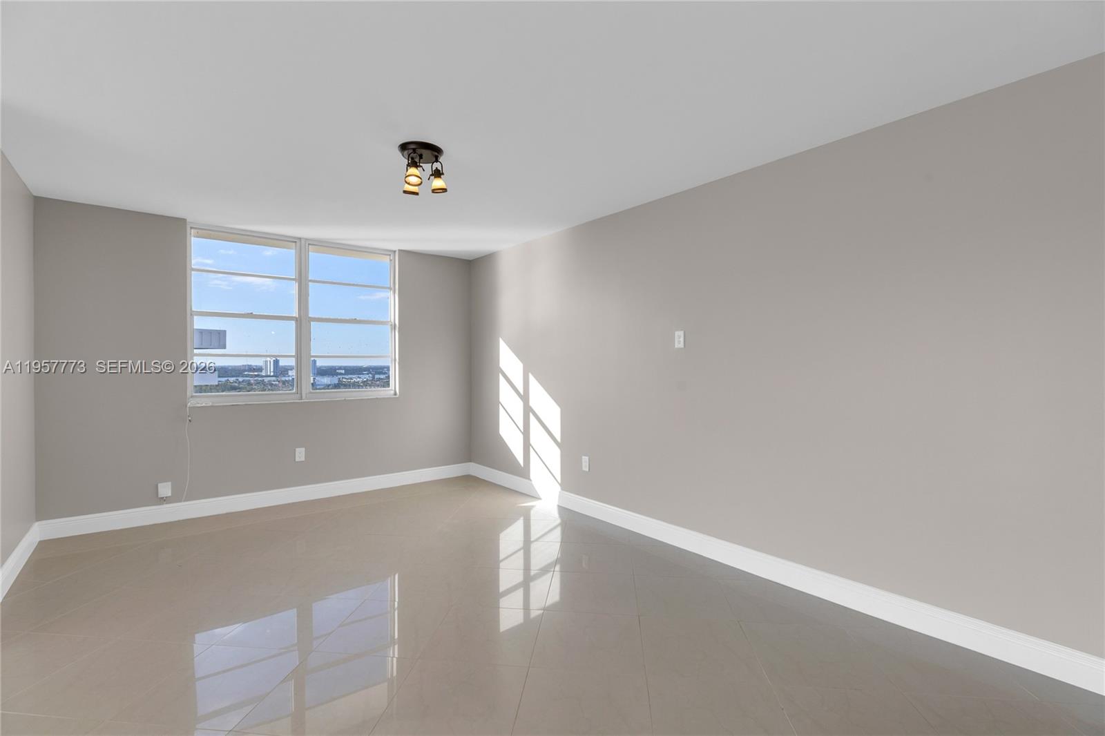 300 Bayview Dr # 06 Unit: PH-06