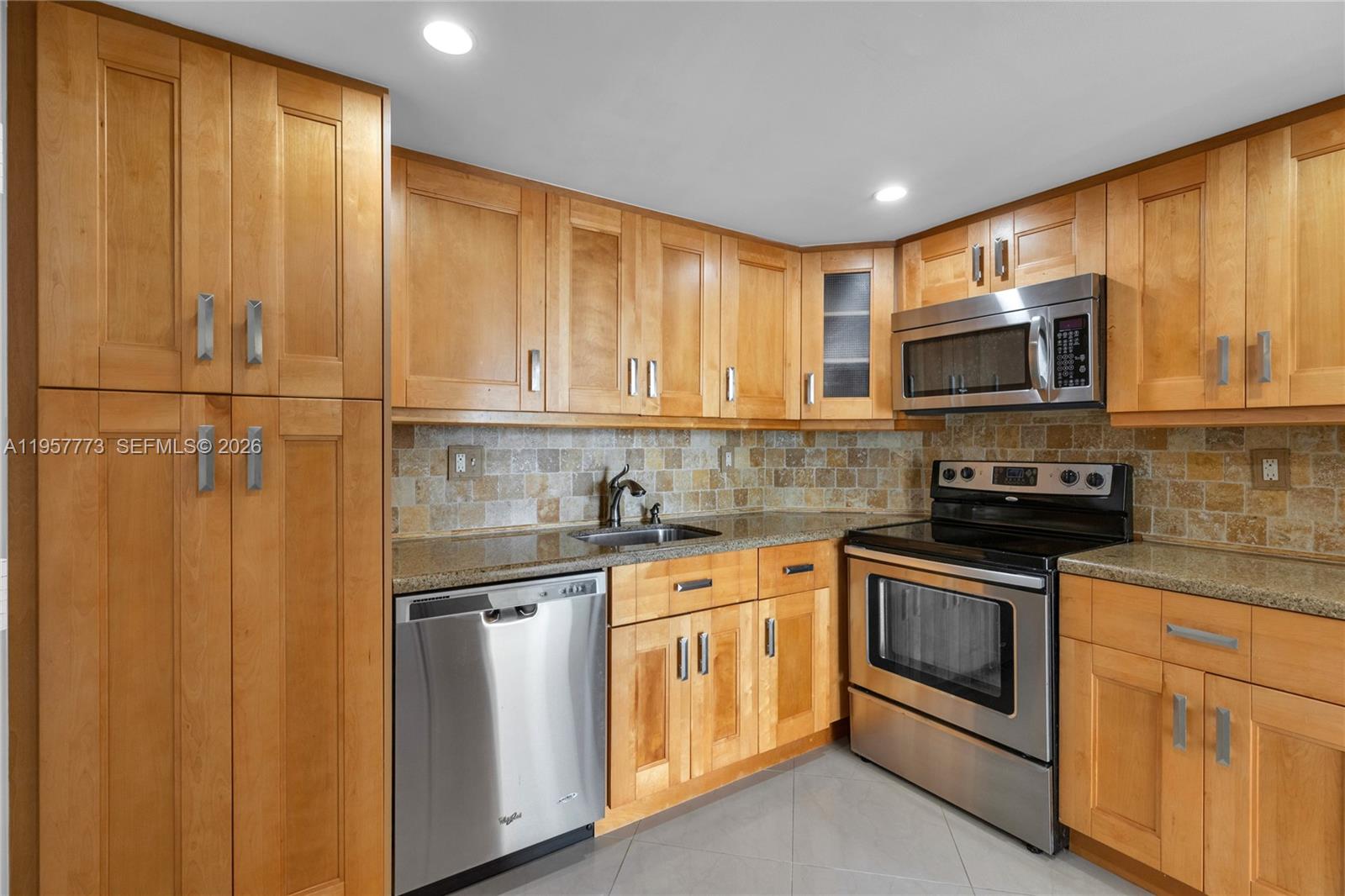 300 Bayview Dr # 06 Unit: PH-06