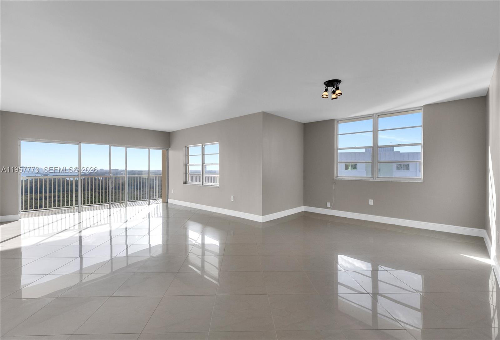 300 Bayview Dr # 06 Unit: PH-06