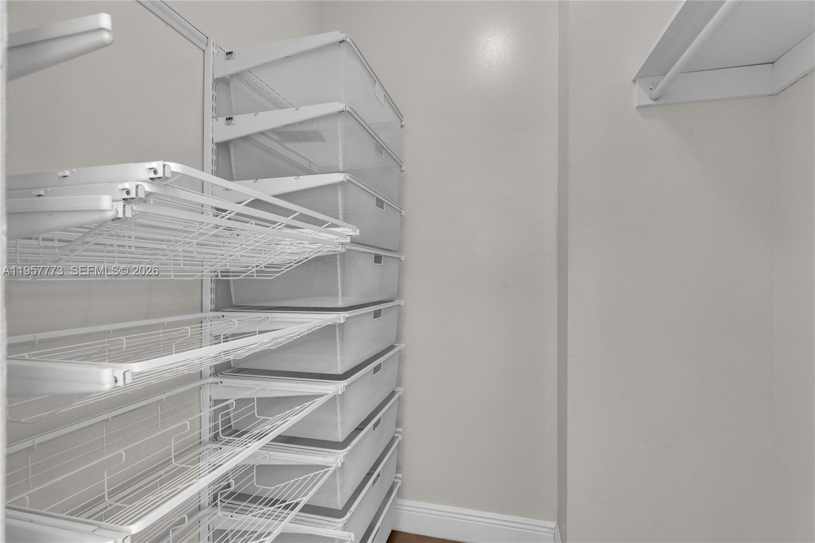 300 Bayview Dr # 06 Unit: PH-06