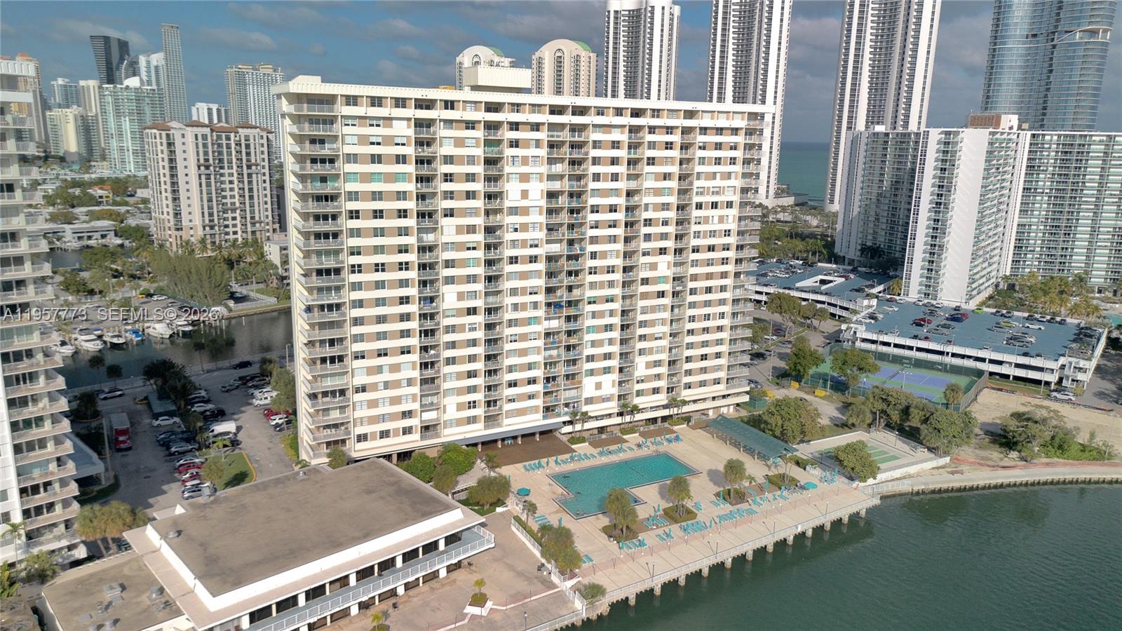 300 Bayview Dr # 06 Unit: PH-06