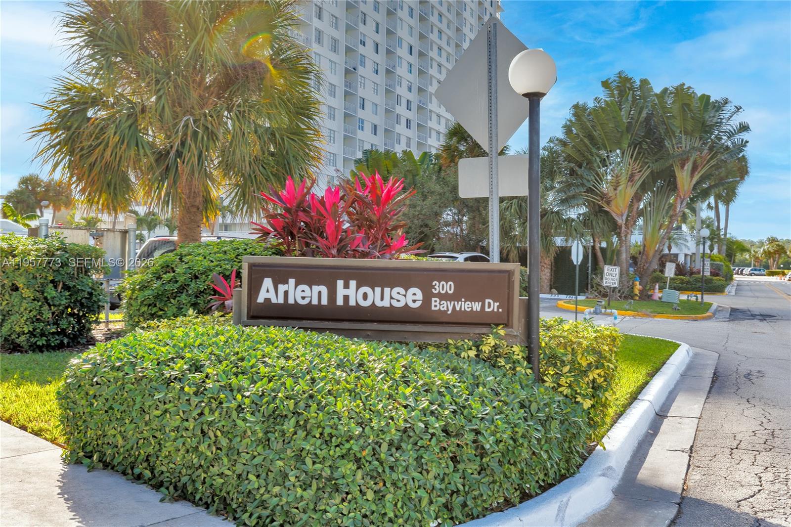 300 Bayview Dr # 06 Unit: PH-06