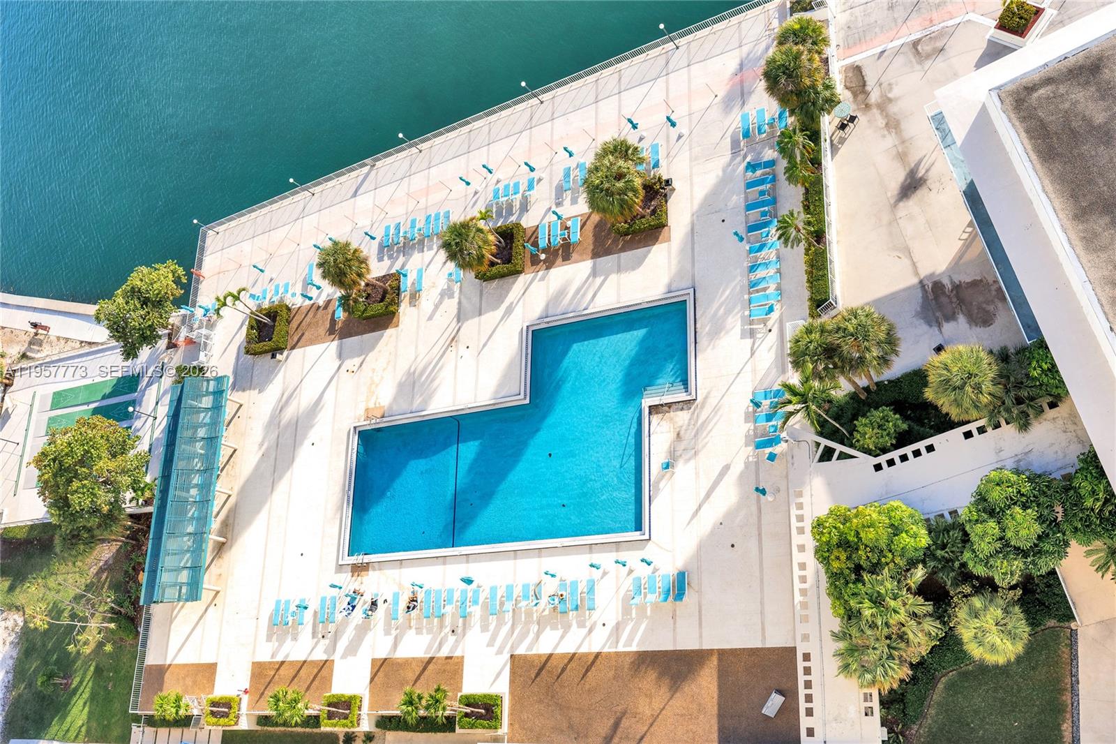 300 Bayview Dr # 06 Unit: PH-06