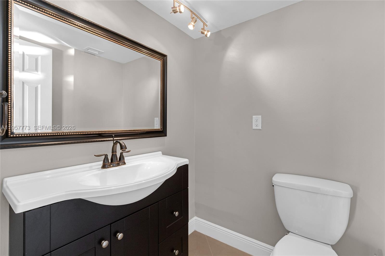 300 Bayview Dr # 06 Unit: PH-06