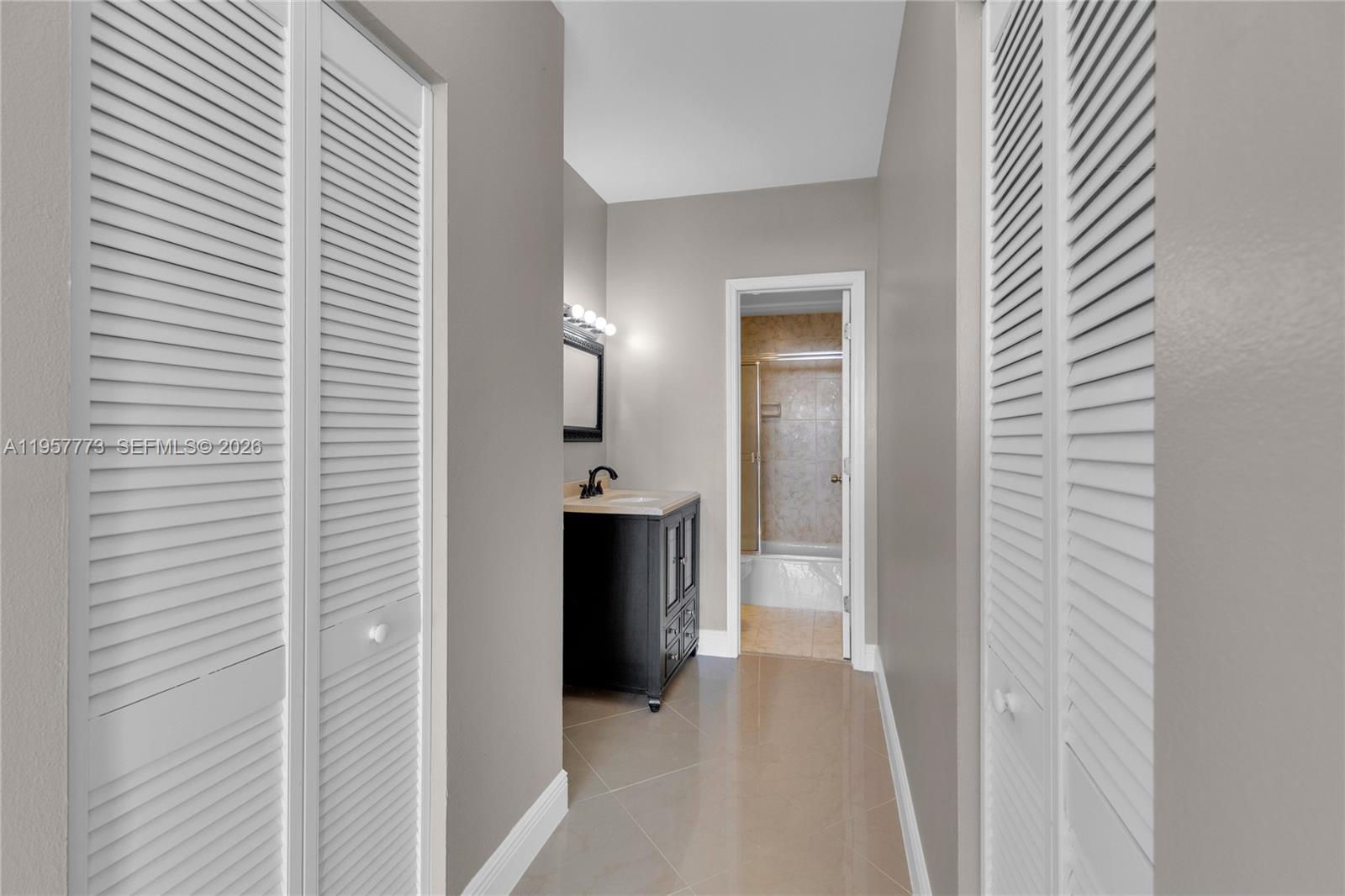 300 Bayview Dr # 06 Unit: PH-06