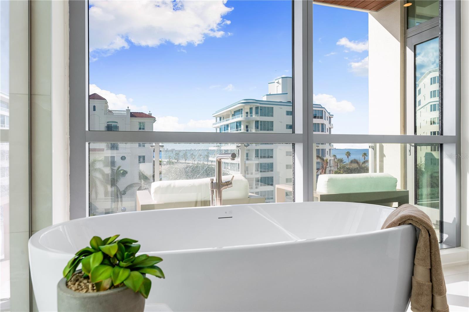 111 GOLDEN GATE PT #401