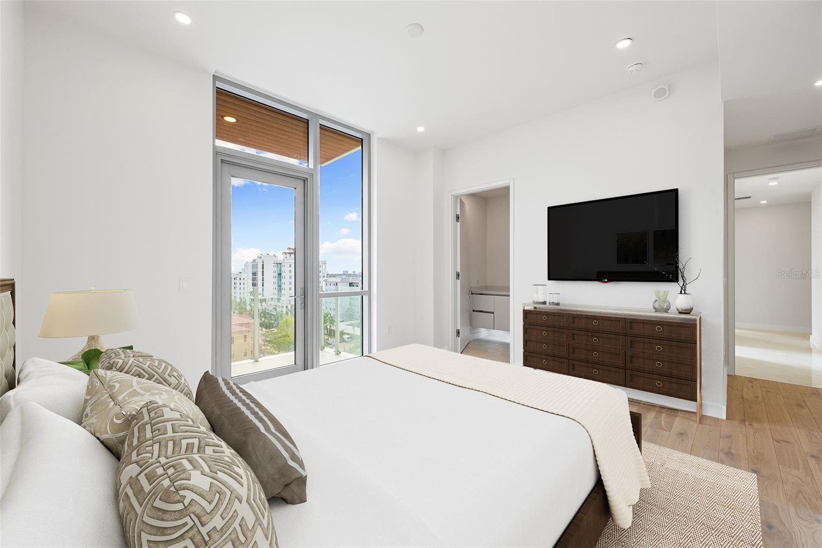 111 GOLDEN GATE PT #701PH