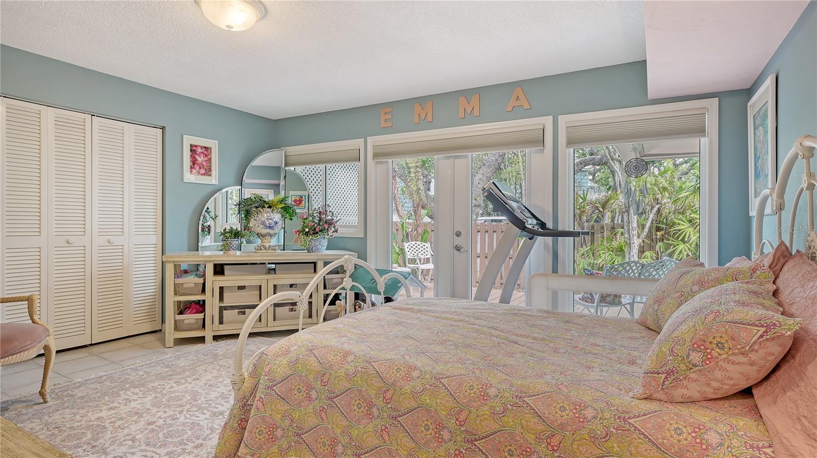 1042 N CASEY KEY RD