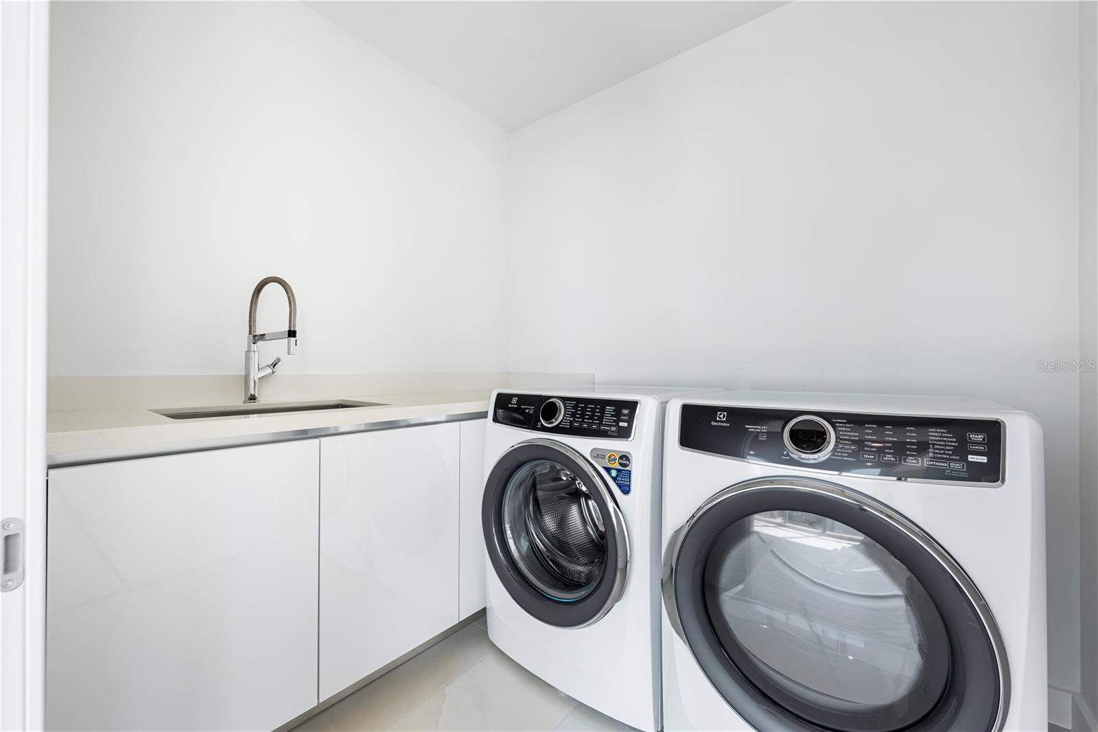 111 GOLDEN GATE PT #303