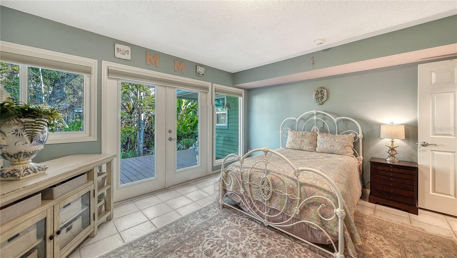 1042 N CASEY KEY RD