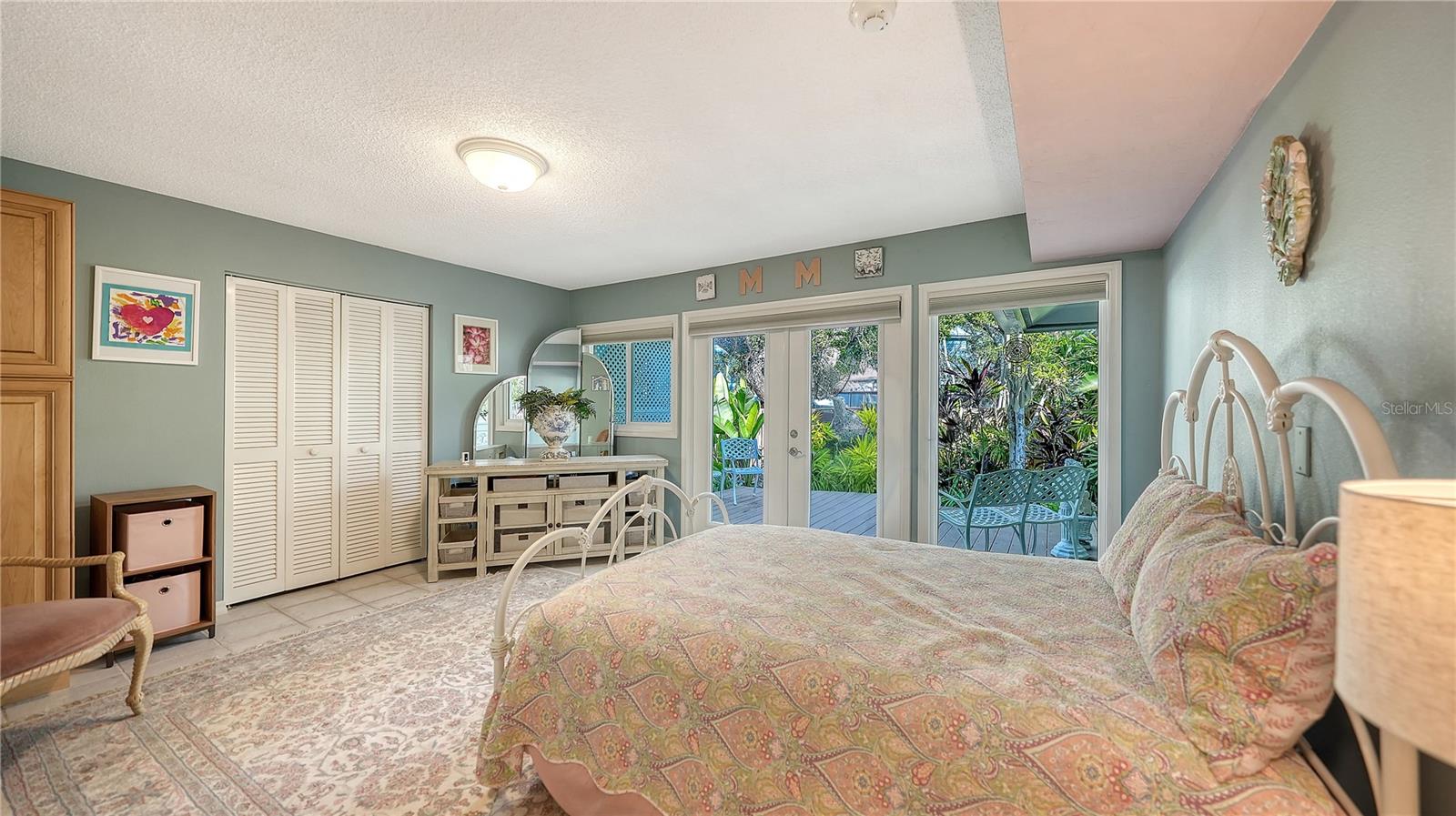 1042 N CASEY KEY RD