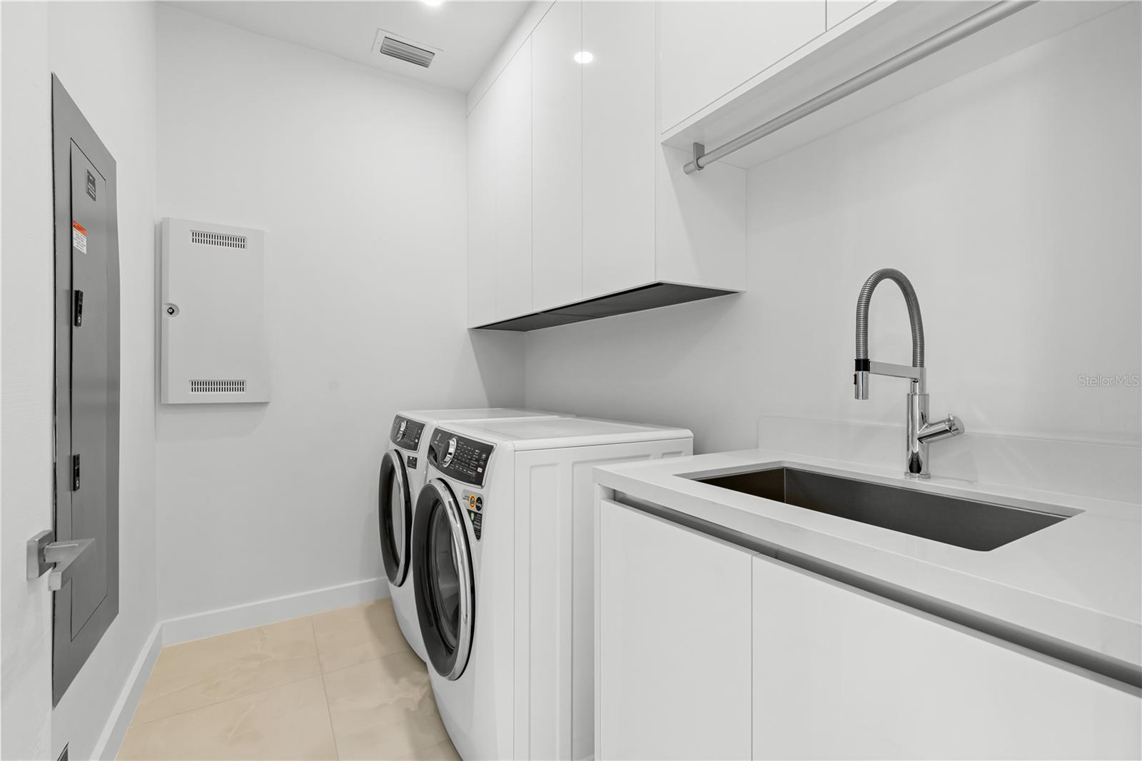 111 GOLDEN GATE PT #701PH