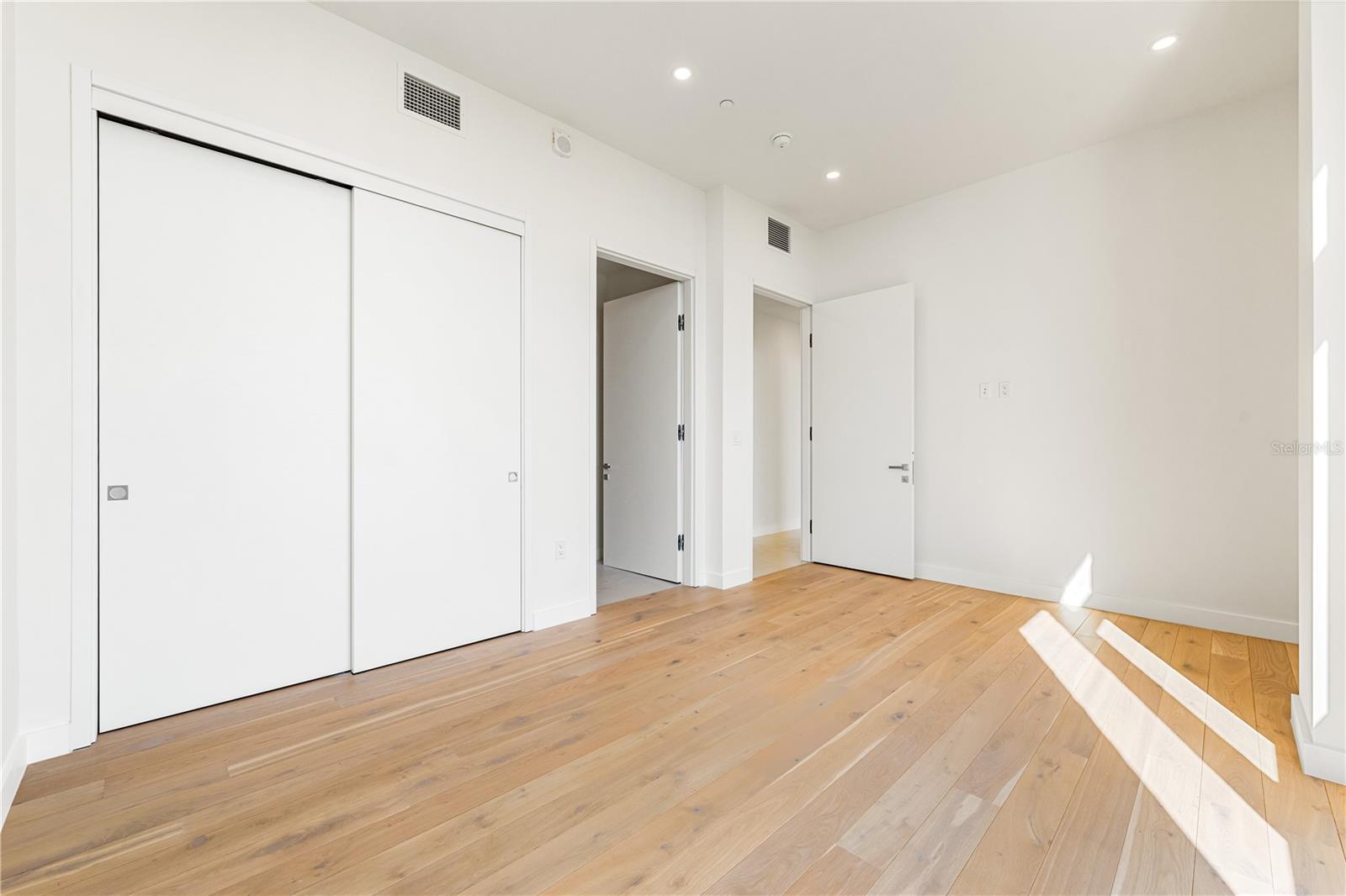 111 GOLDEN GATE PT #701PH