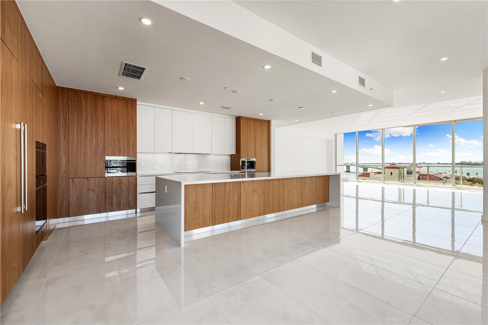 111 GOLDEN GATE PT #701PH