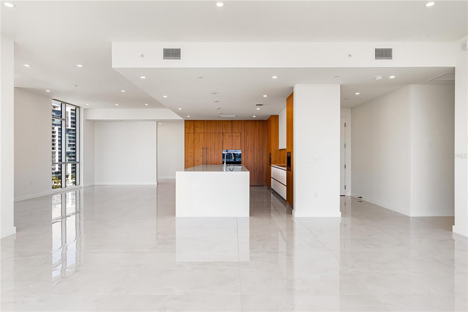 111 GOLDEN GATE PT #701PH