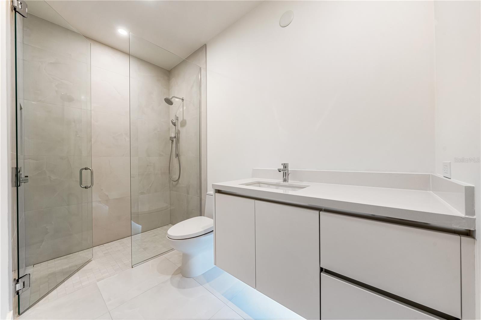 111 GOLDEN GATE PT #701PH