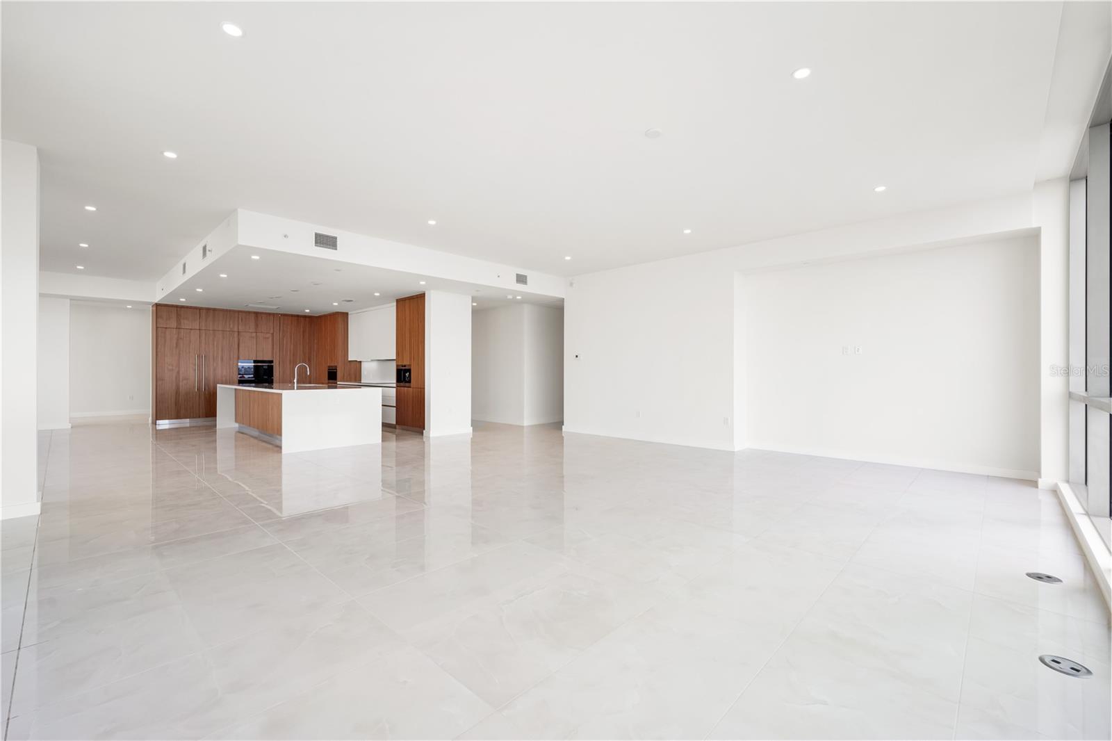 111 GOLDEN GATE PT #701PH