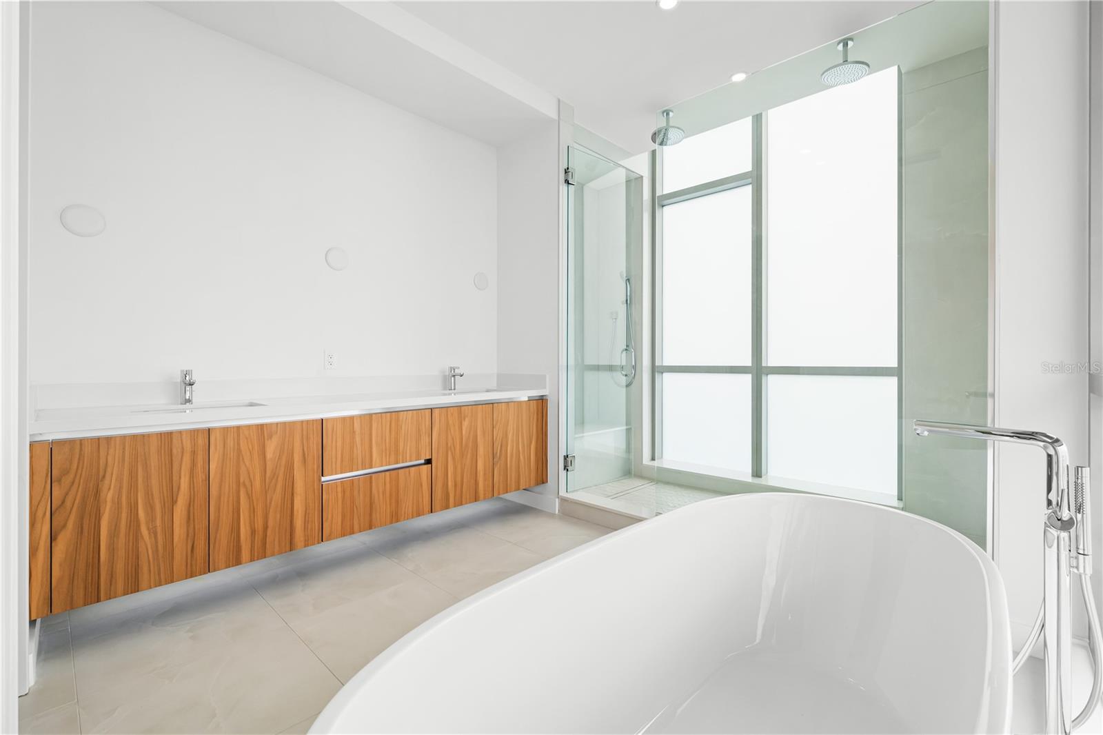 111 GOLDEN GATE PT #701PH