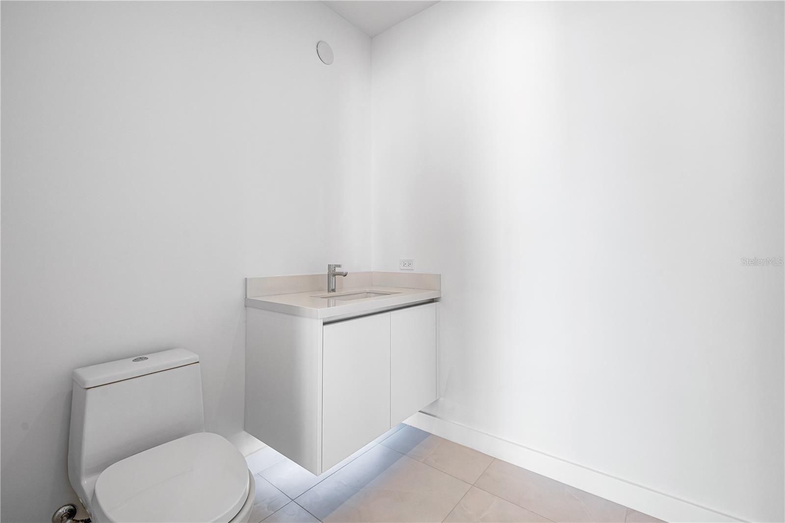 111 GOLDEN GATE PT #701PH