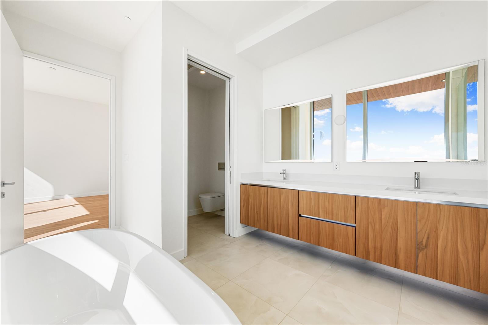 111 GOLDEN GATE PT #701PH