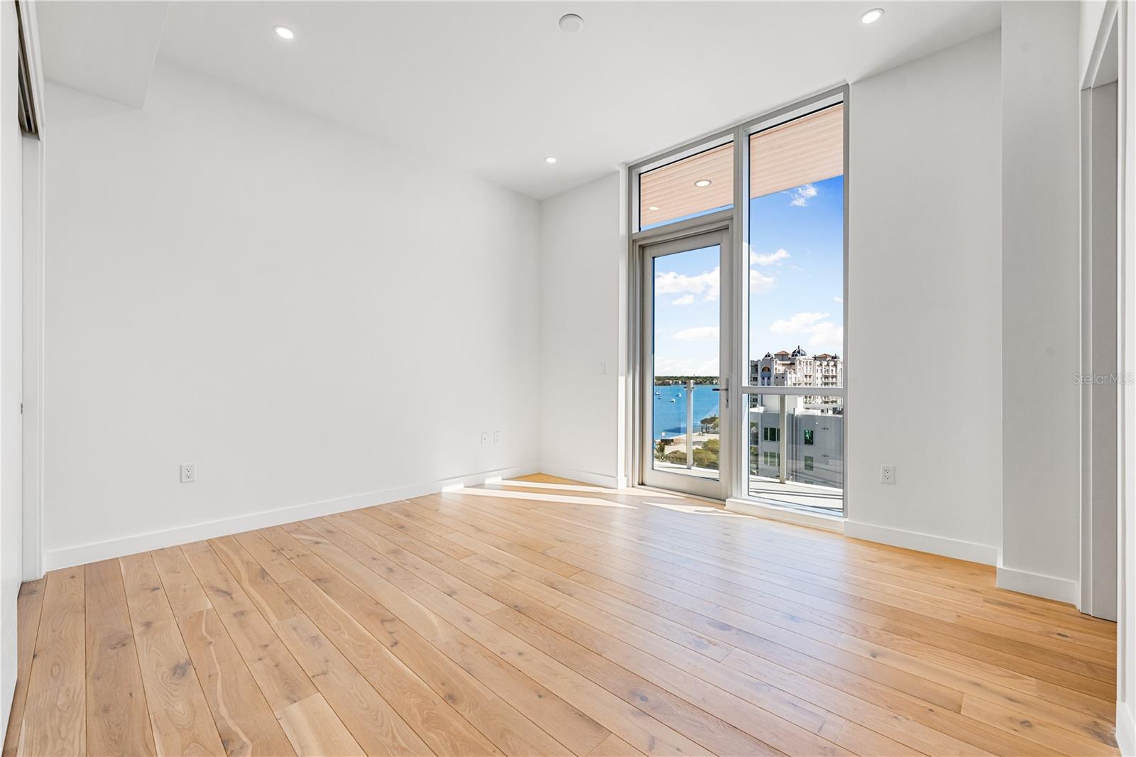 111 GOLDEN GATE PT #701PH