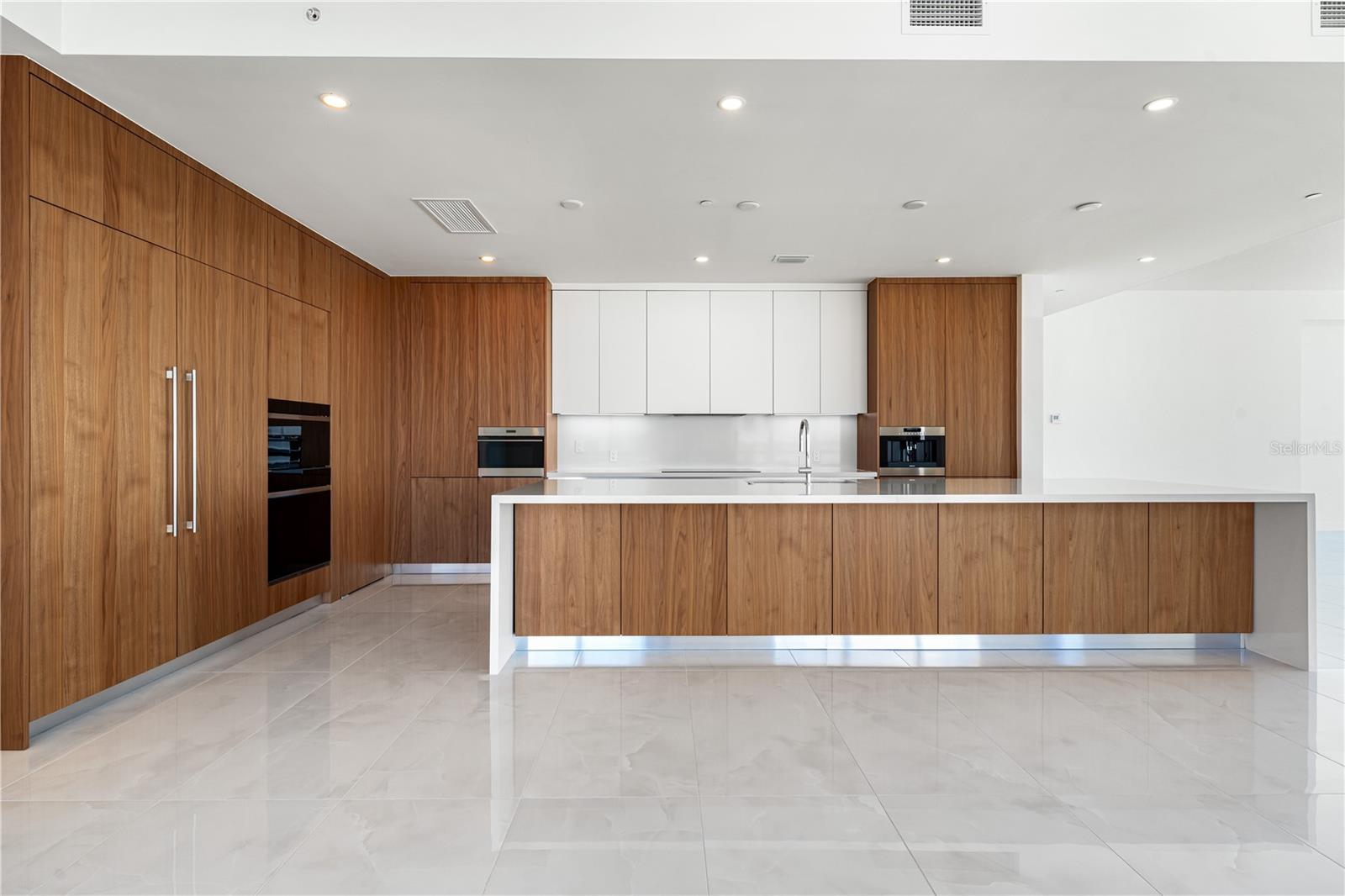 111 GOLDEN GATE PT #701PH