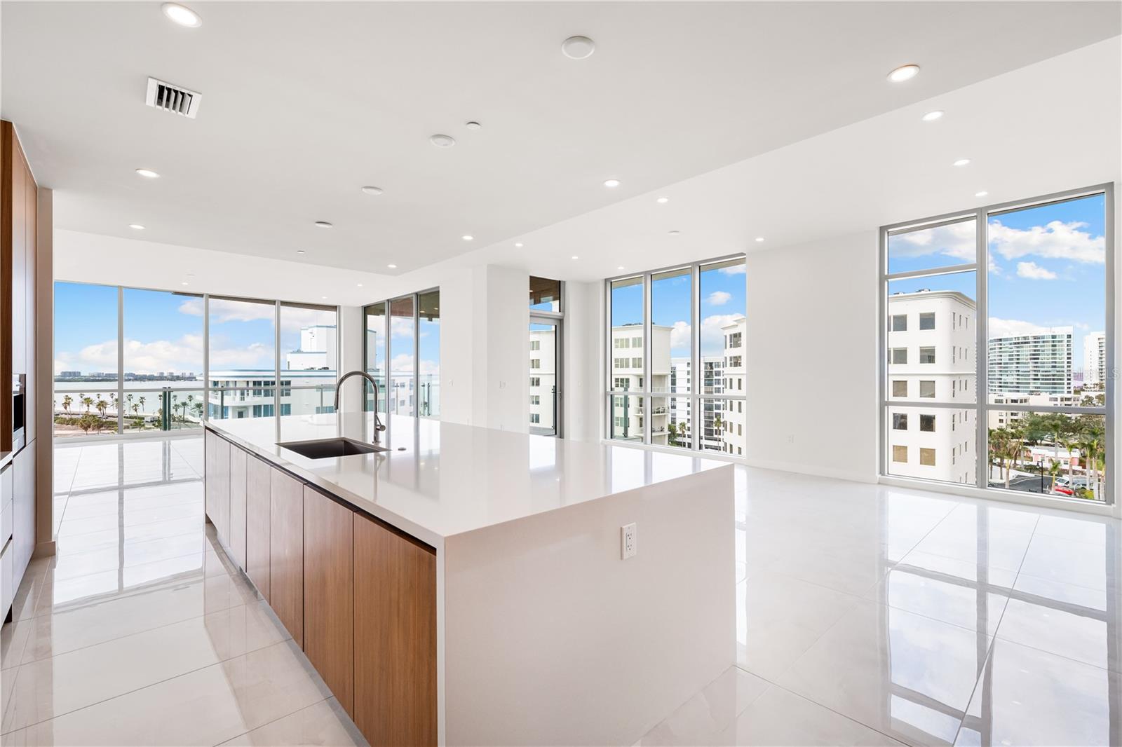 111 GOLDEN GATE PT #701PH