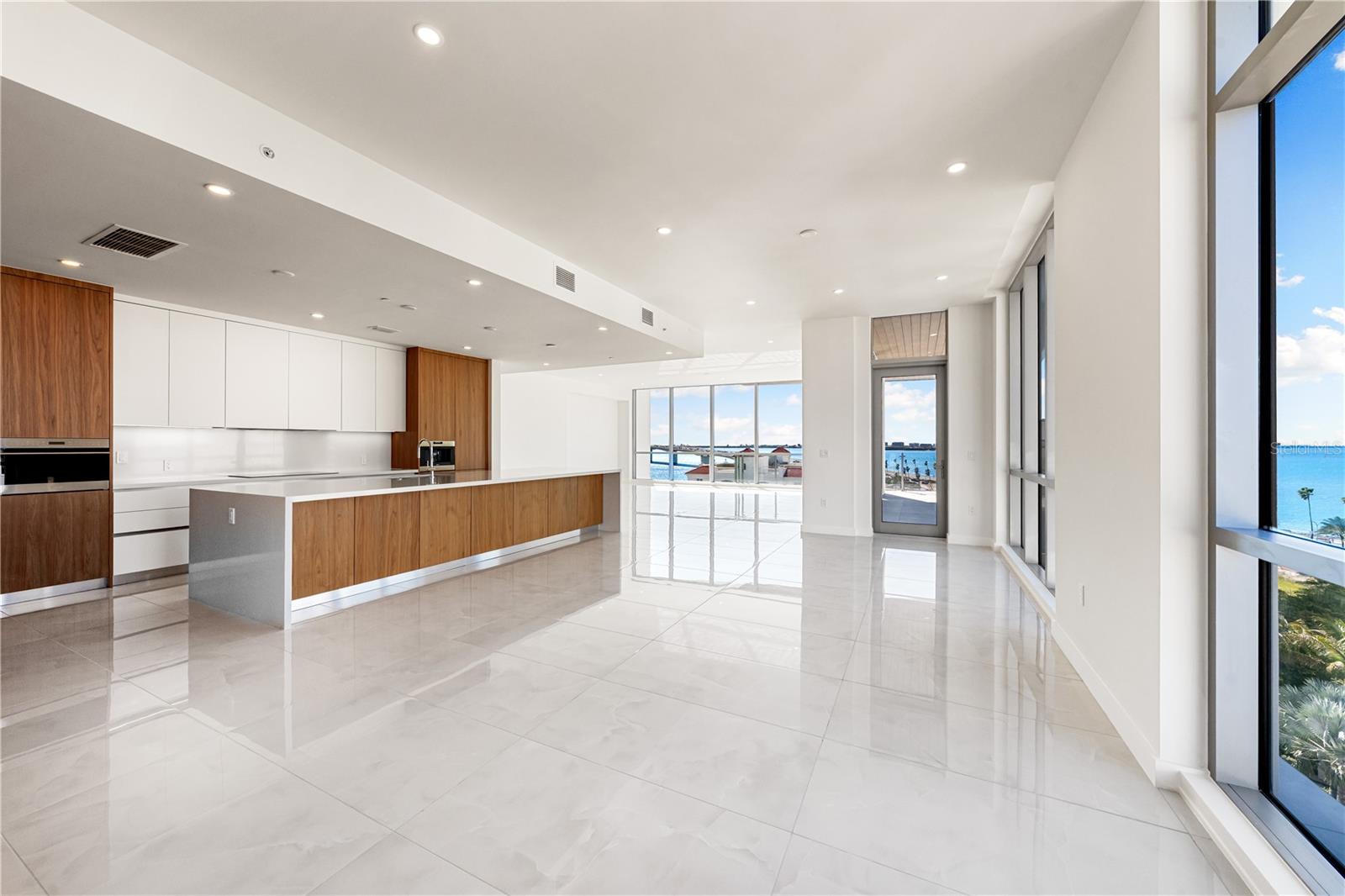 111 GOLDEN GATE PT #701PH