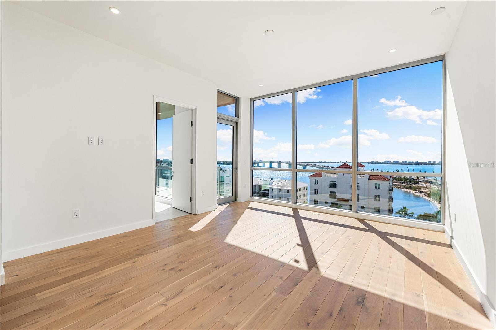 111 GOLDEN GATE PT #701PH