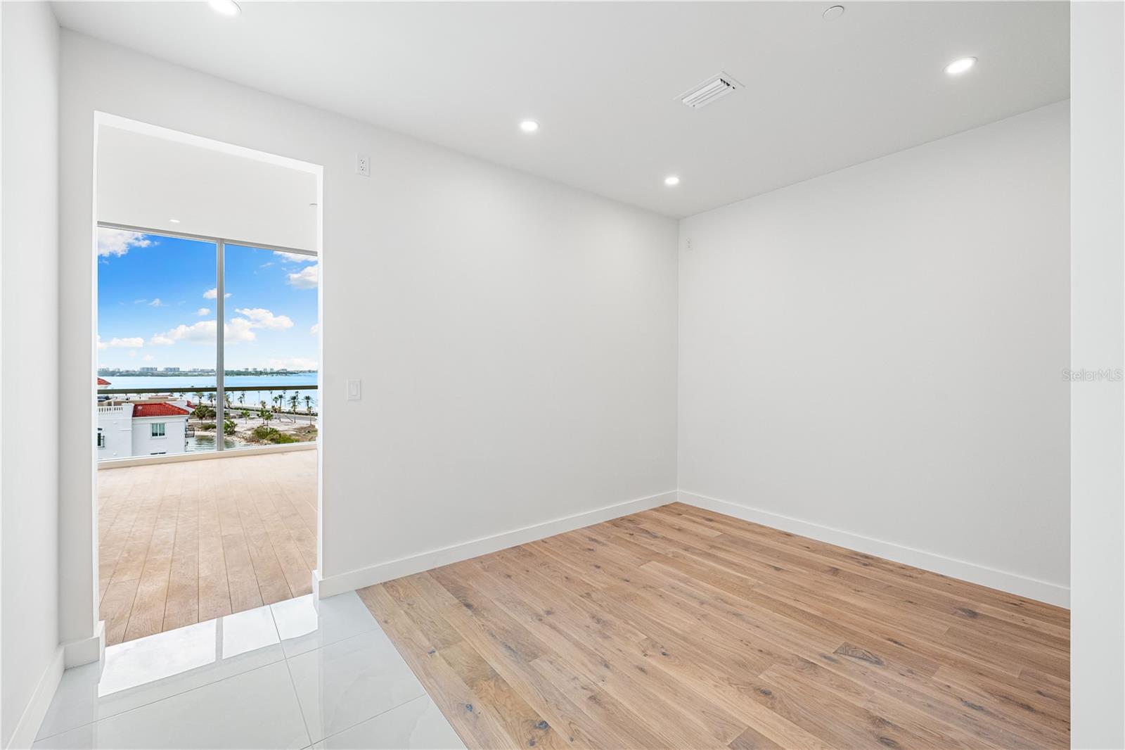 111 GOLDEN GATE PT #701PH