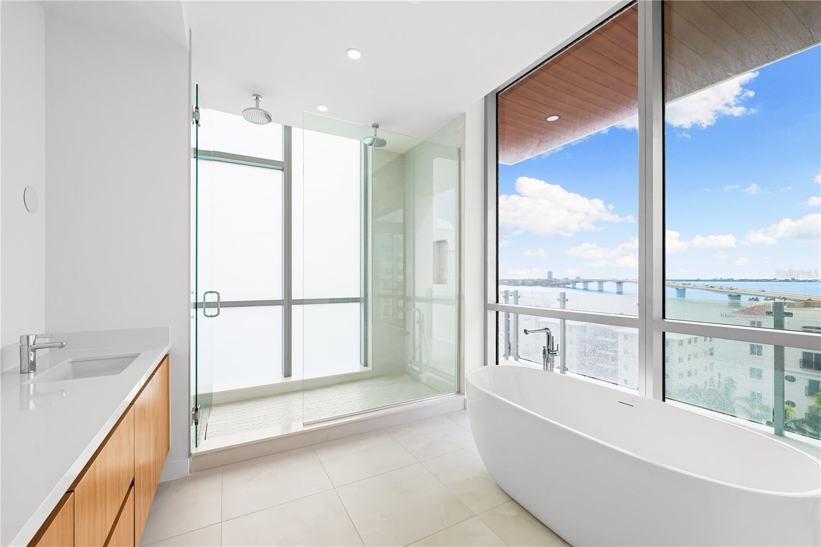 111 GOLDEN GATE PT #701PH