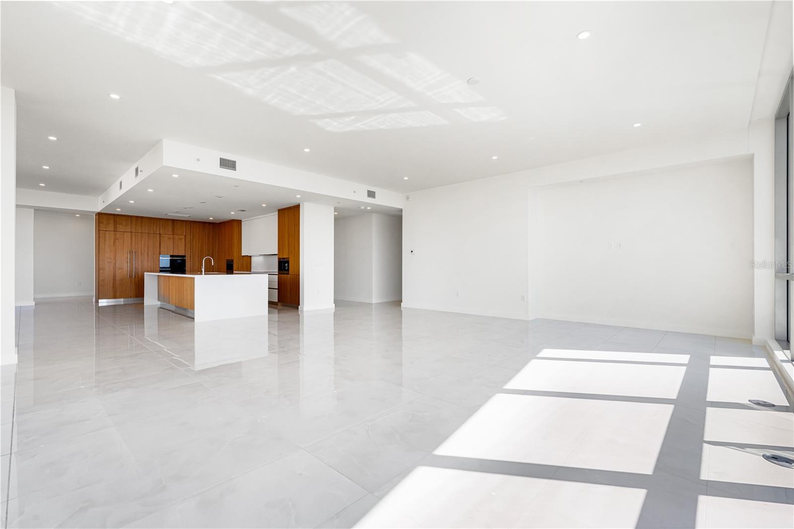 111 GOLDEN GATE PT #701PH