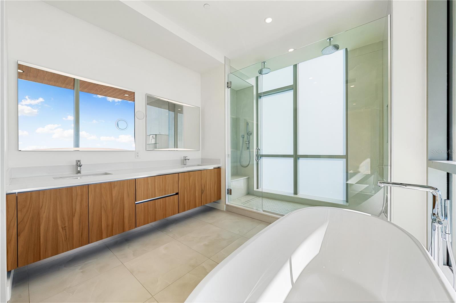 111 GOLDEN GATE PT #701PH