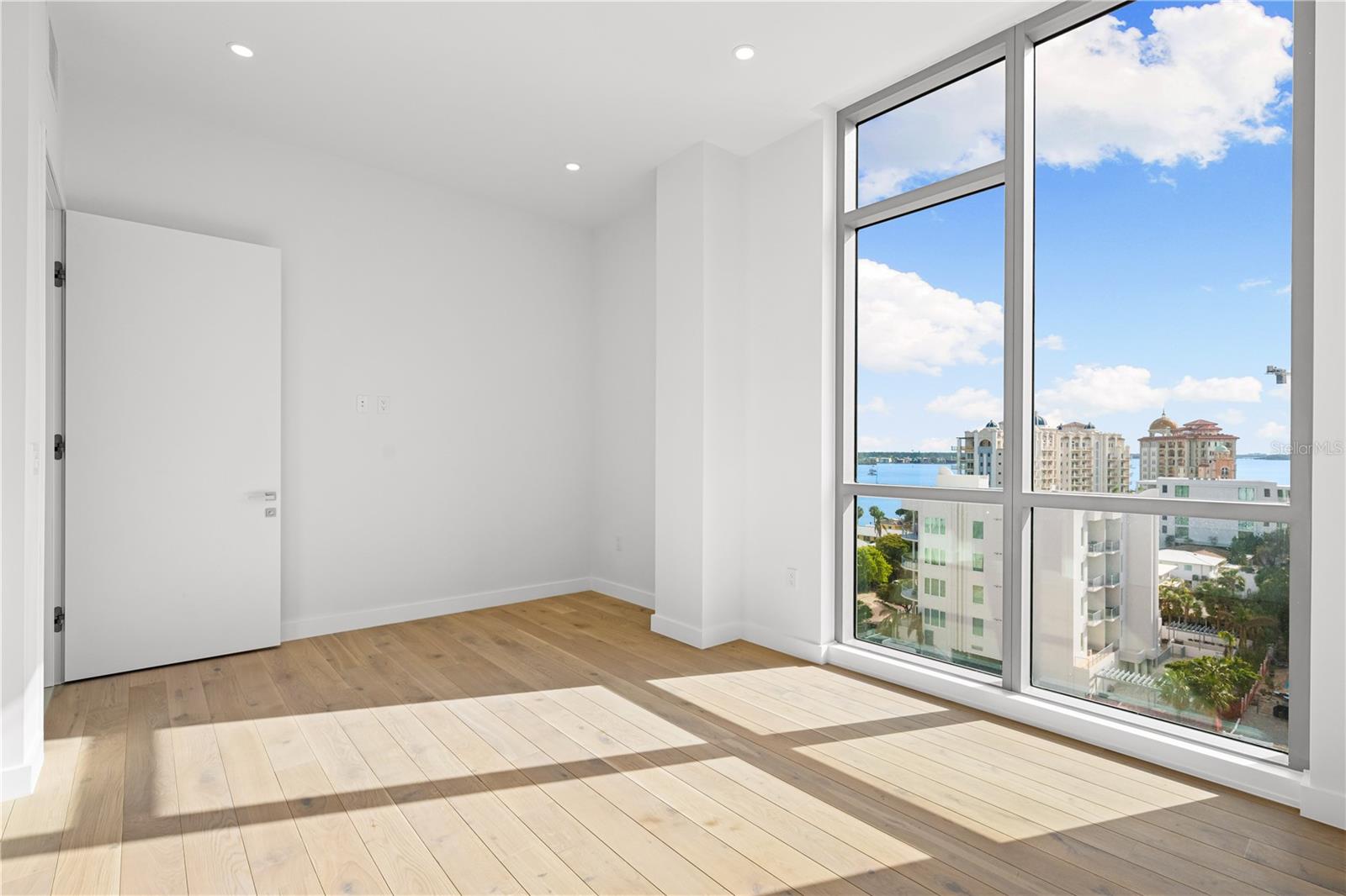 111 GOLDEN GATE PT #701PH