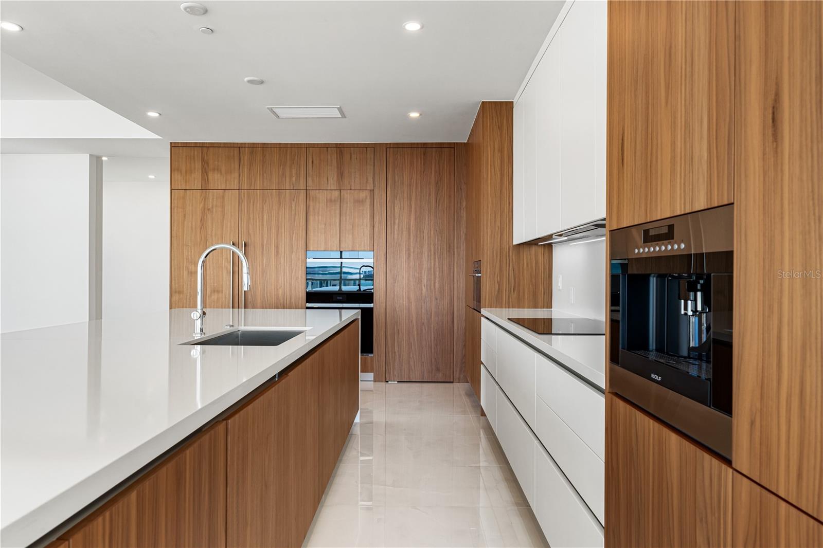 111 GOLDEN GATE PT #701PH